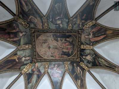 ...si resta affascinati dallo splendido soffitto unghiato interamente affrescato da Nicola Gliri